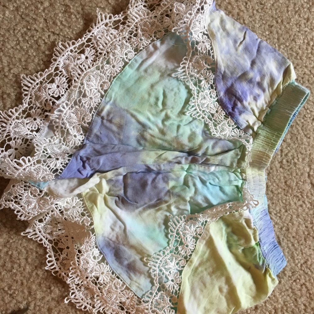 TOBI WATERCOLOR LACE SUMMER SHORTS